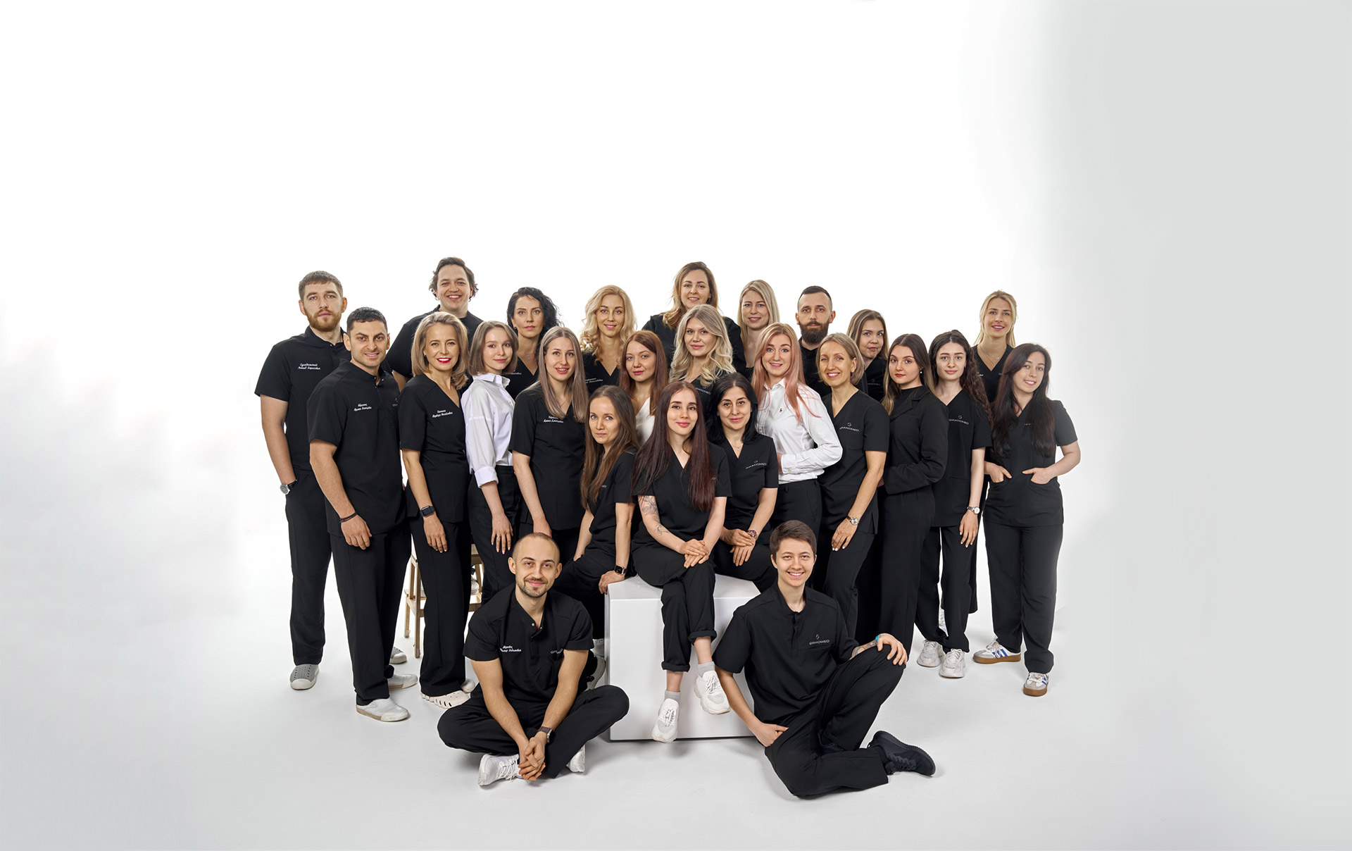 И главное, мы используем комплексный подход в лечении и предоставляем весь спектр стоматологических услуг: от разбора эстетики лица и моделирования улыбки до полноценного лечения и реставрации зубов.