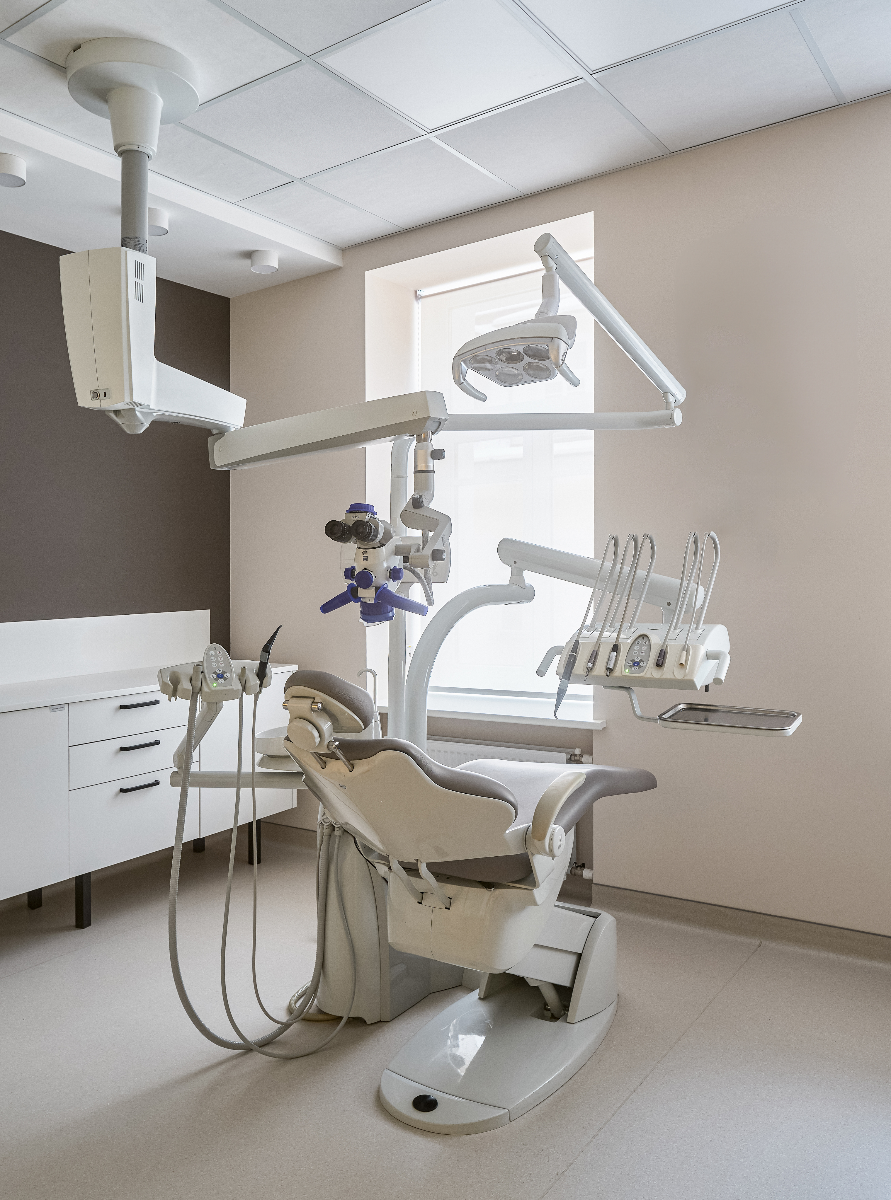 Светлый интерьер, приятный запах, отсутствие посторонних шумов и высокий уровень сервиса — мы учли буквально каждую деталь, чтобы в нашей клинике вы чувствовали себя комфортно и безопасно.